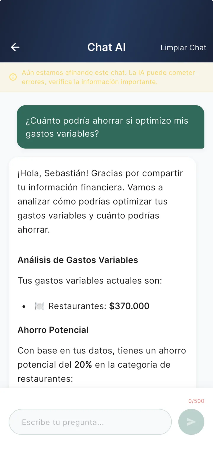 Chat IA respondiendo '¿Cuánto podría ahorrar si optimizo mis gastos variables?' con un análisis de gastos y ahorro potencial.